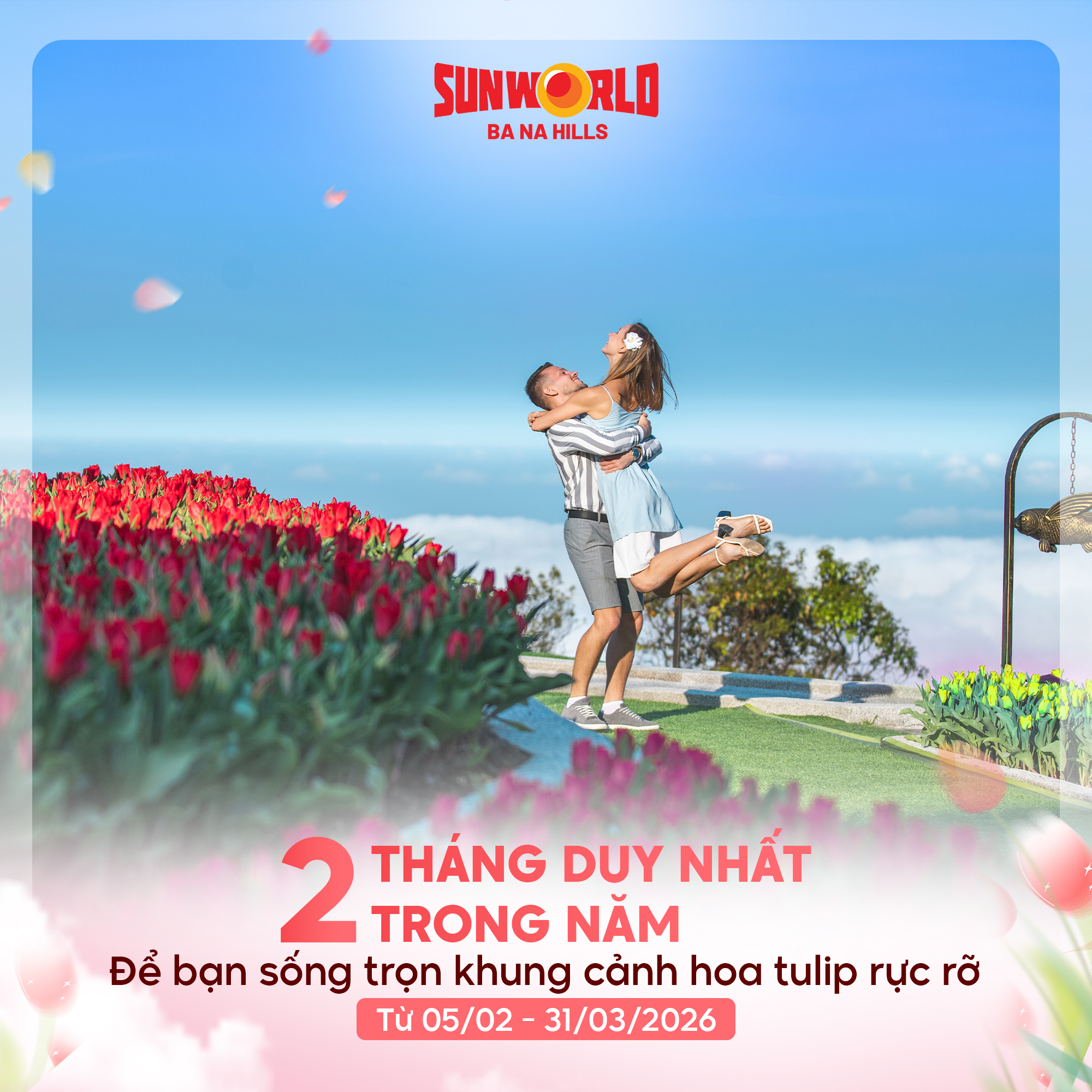 Lễ hội hoa tulip tại Bà Nà Hills với đôi nam nữ vui vẻ giữa cánh đồng hoa.